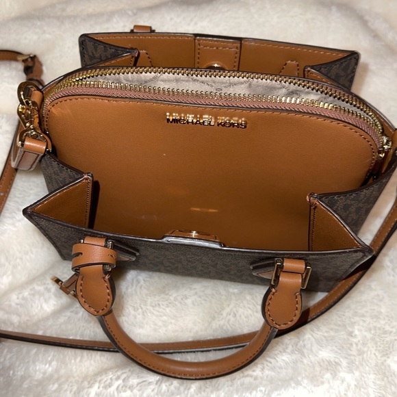 MK Daria 2-in-1 Crossbody Purse - Picture 2 of 7